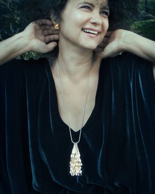 Blýská se, ale déšť nepřivolává. Září, ale slunce to není. Hřeje – ale jen na duši. Vypadá křehce, ale jen tak se...