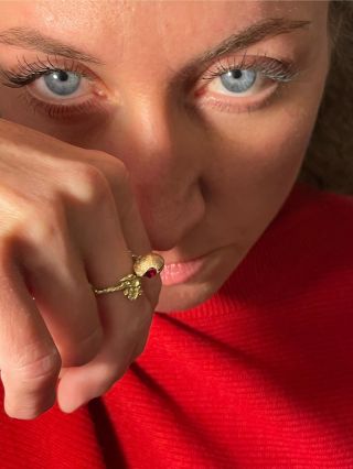 Pavla, moje pravá ruka v atelieru a jeden z nedávno dokončené třetice high endových prstýnků z 14 ct zlata s nádherným...